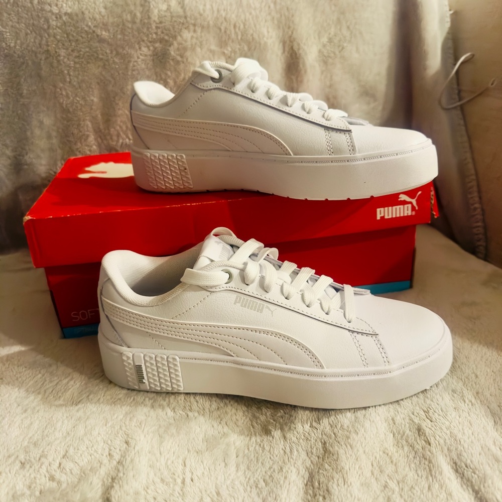 BRAND NEW! Women’s Puma Smash Platform Sneakers